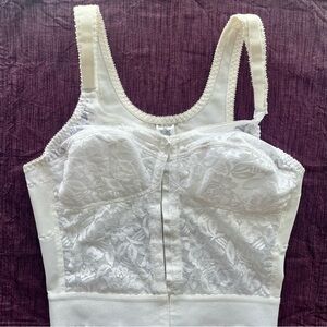 Elegant Vtg White Lace Bustier